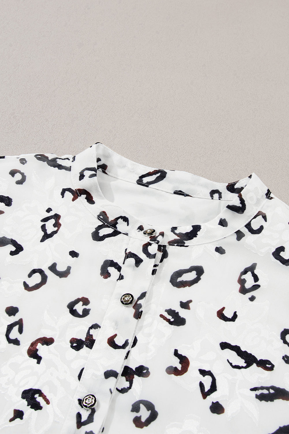 Chemise blanche boutonnée à imprimé léopard et manches à volants-A WOMAN WE LOVE