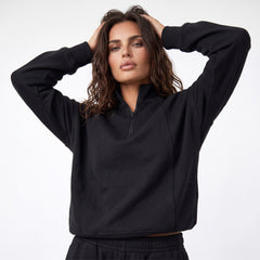 Sudadera negra con cuello con cremallera y hombros caídos