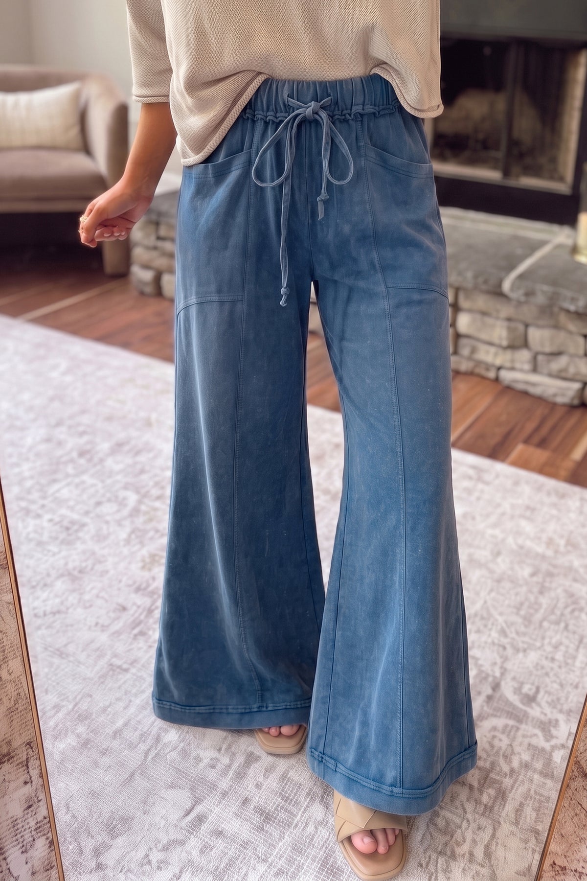 Pantalon évasé en coton délavé à cordon et coutures apparentes