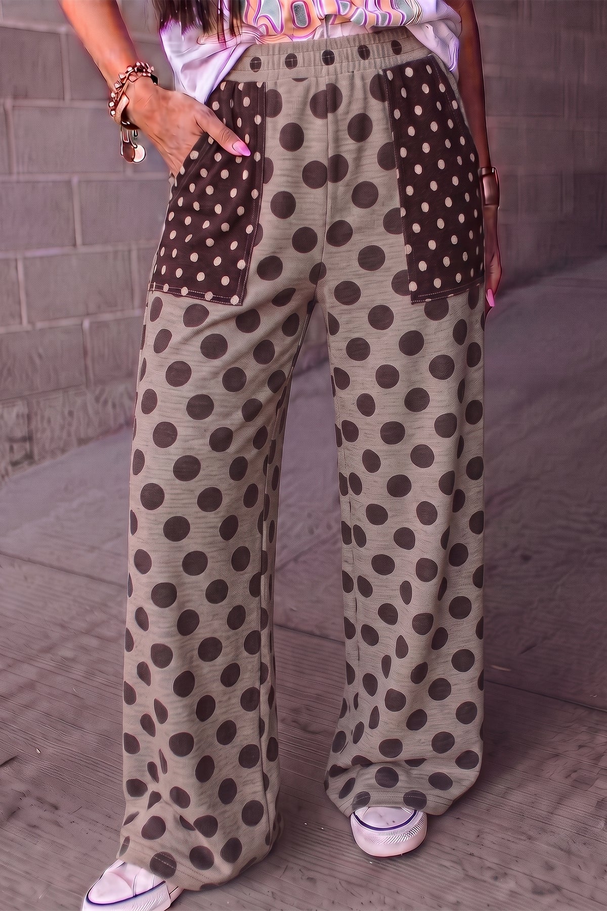 Pantalon large marron à pois et poches plaquées contrastées