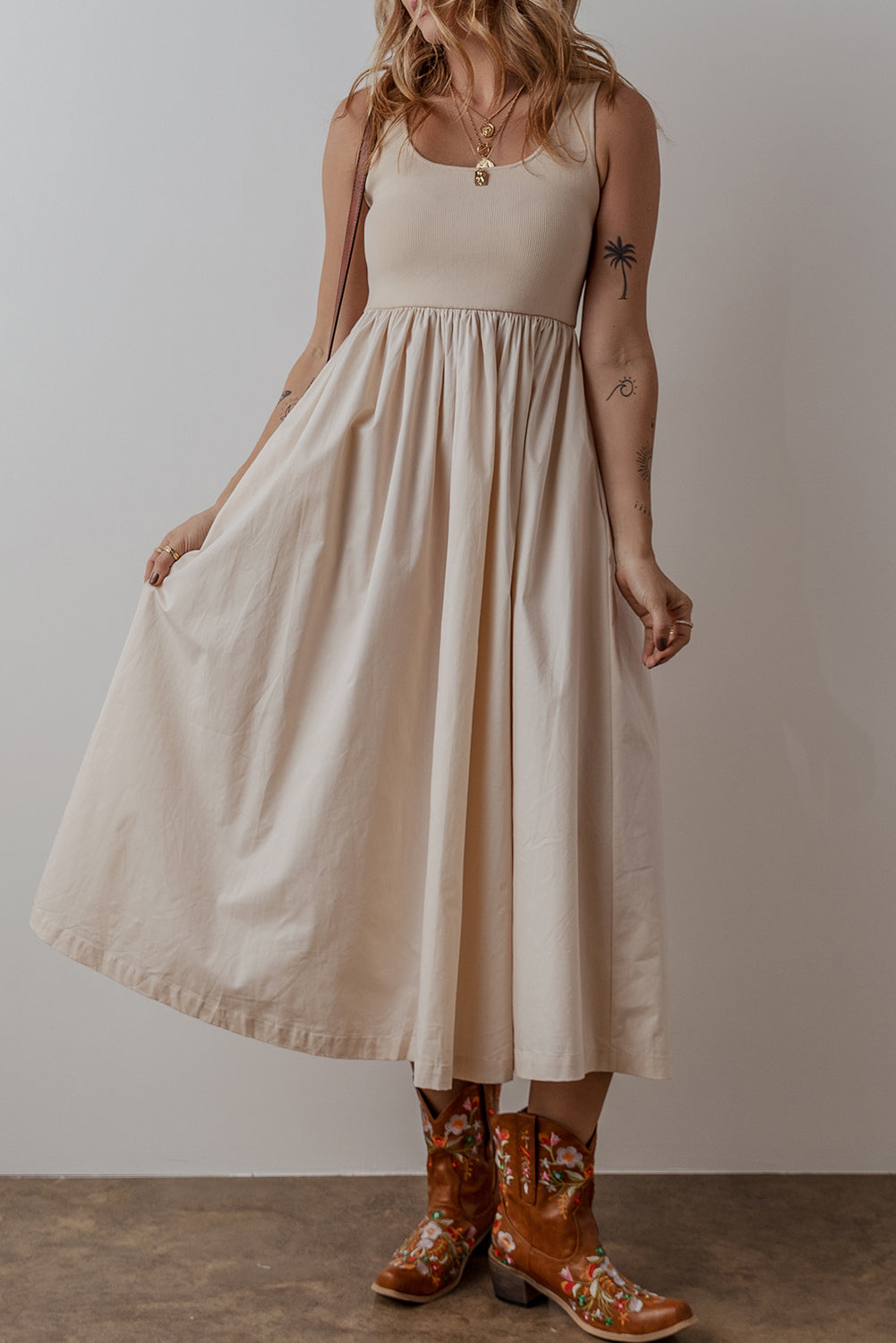 Robe longue beige à col rond et corsage *