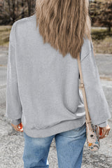 Sudadera ligera gris claro con hombros caídos y cuello redondo