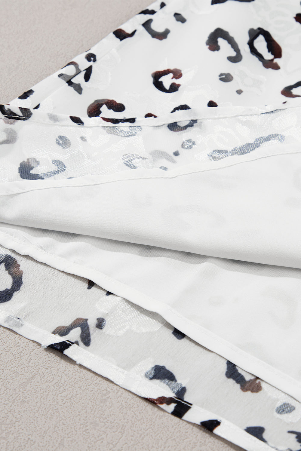 Chemise blanche boutonnée à imprimé léopard et manches à volants-A WOMAN WE LOVE