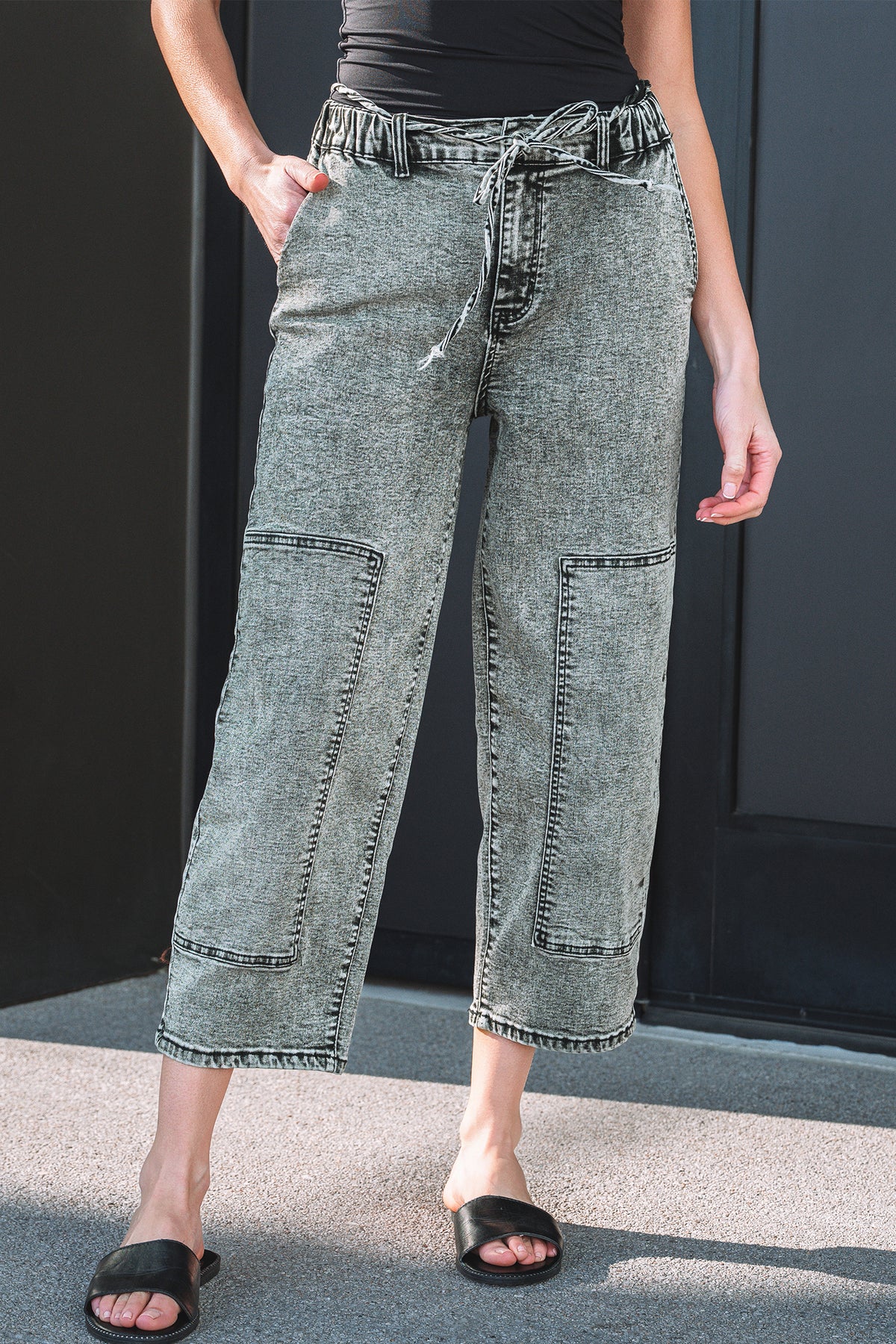 Pantalon en denim gris délavé à l'acide avec lien à la taille