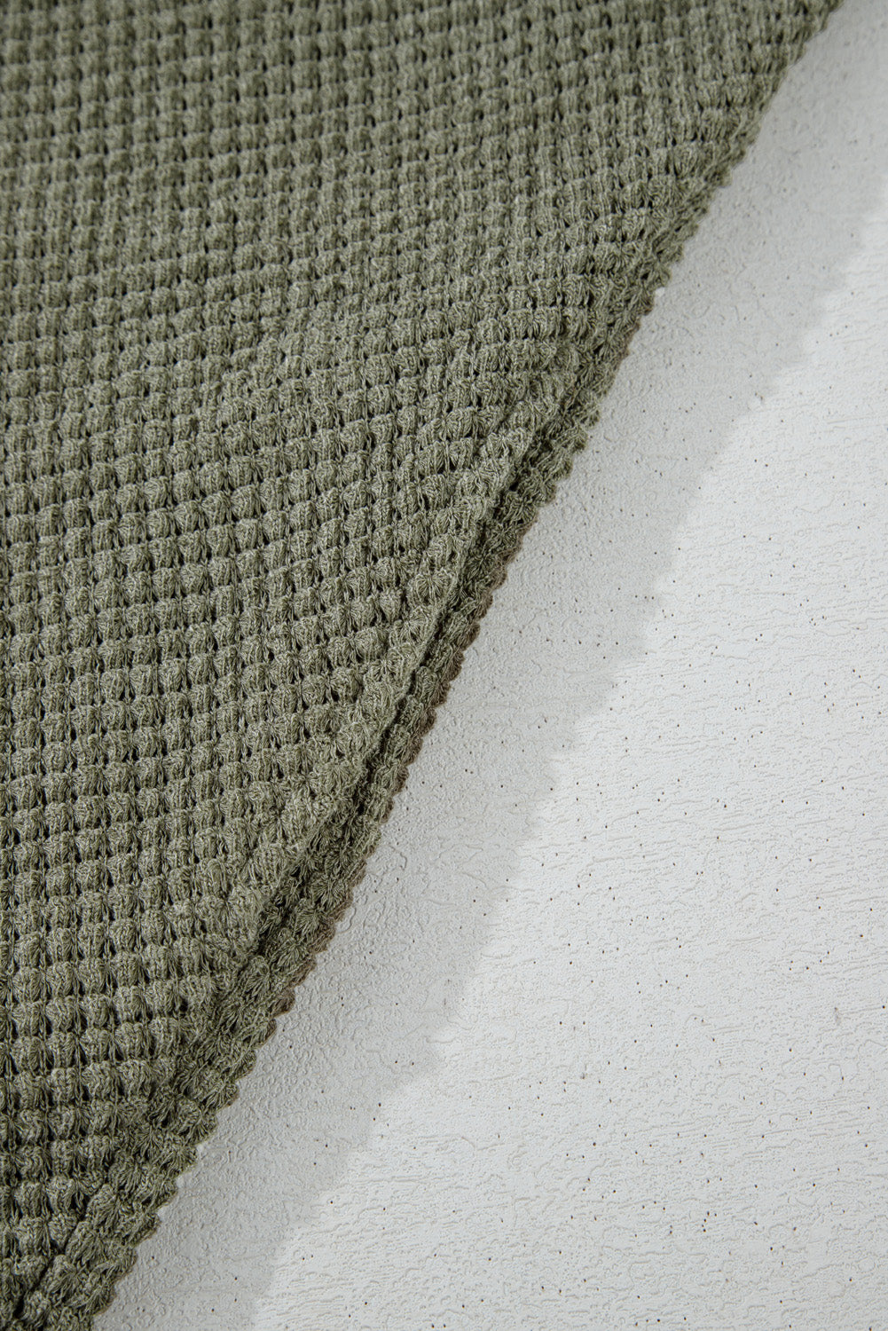 Cardigan grande taille en tricot gaufré à épaules tombantes ouvert sur le devant avec poches-A WOMAN WE LOVE