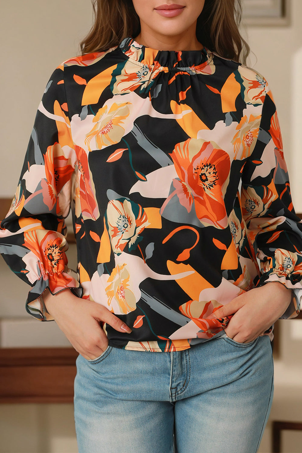 Blouse noire à col montant et imprimé floral-A WOMAN WE LOVE