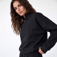Sudadera negra con cuello con cremallera y hombros caídos