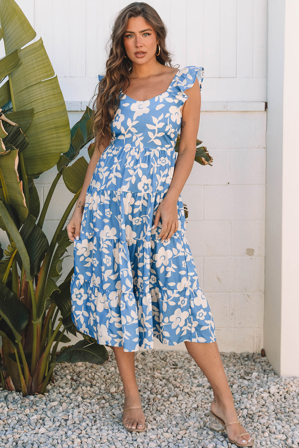 Robe mi-longue fluide à volants et épaules flottantes à fleurs bleu ciel