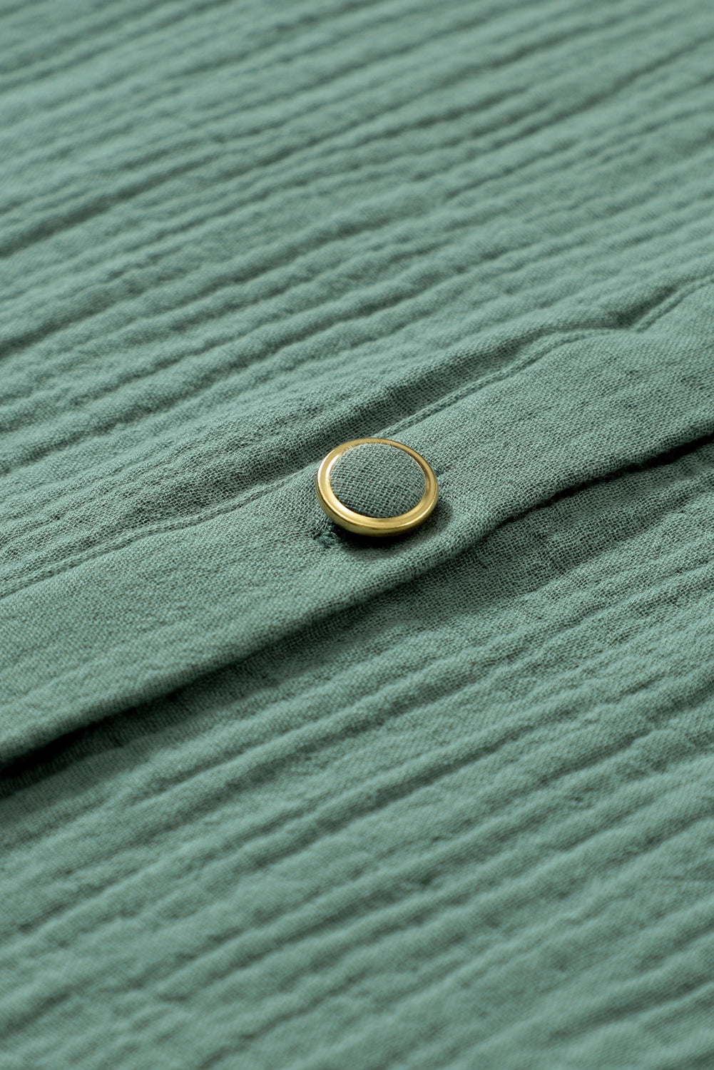 Chemise froissée verte à col fendu et à volants-A WOMAN WE LOVE