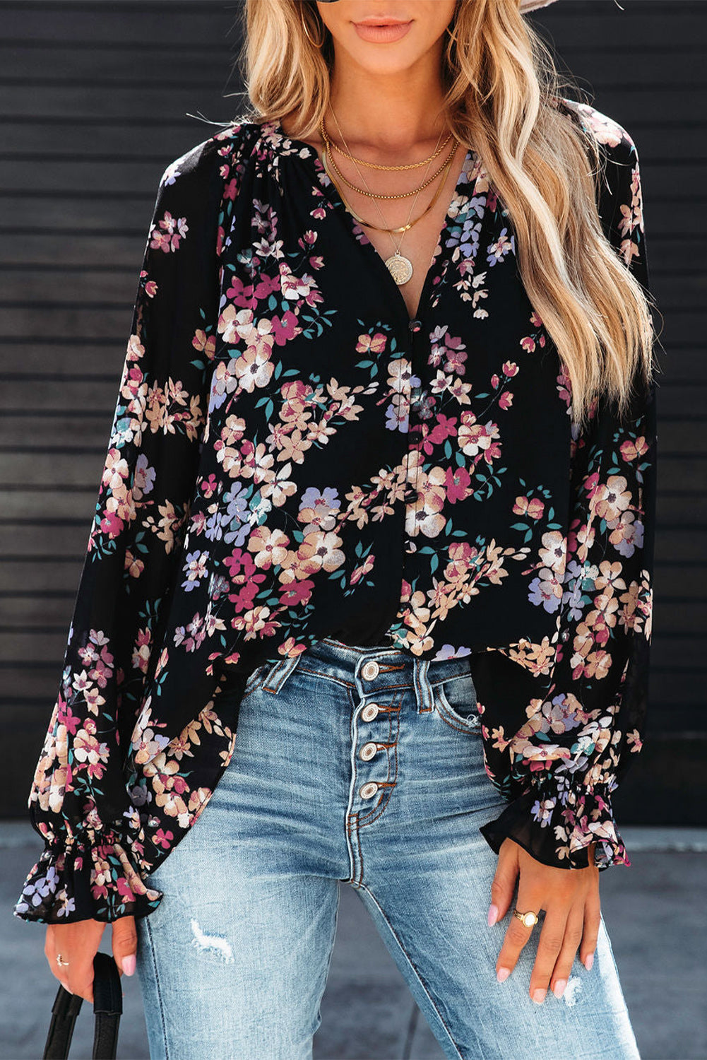 Blouse noire en mousseline à imprimé fleurs sauvages-A WOMAN WE LOVE