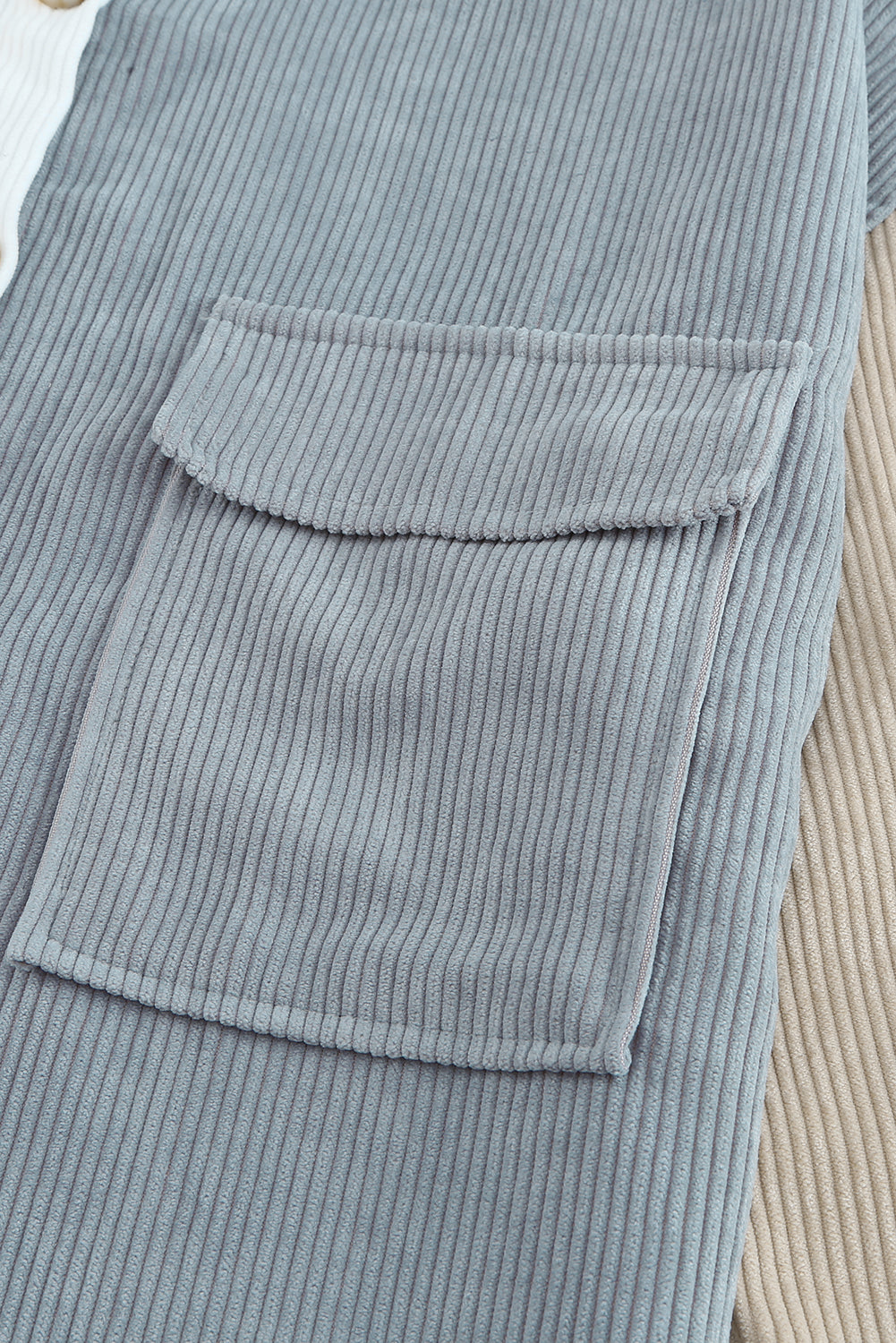 Chemise boutonnée blanche à blocs de couleurs avec poche-A WOMAN WE LOVE