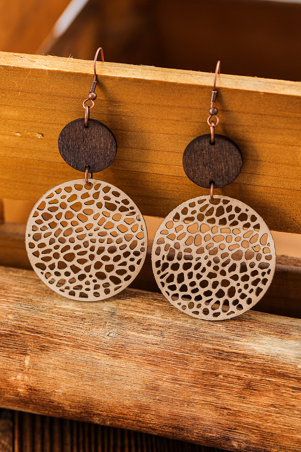 Boucles d'oreilles pendantes rondes en bois ajourées kaki-A WOMAN WE LOVE