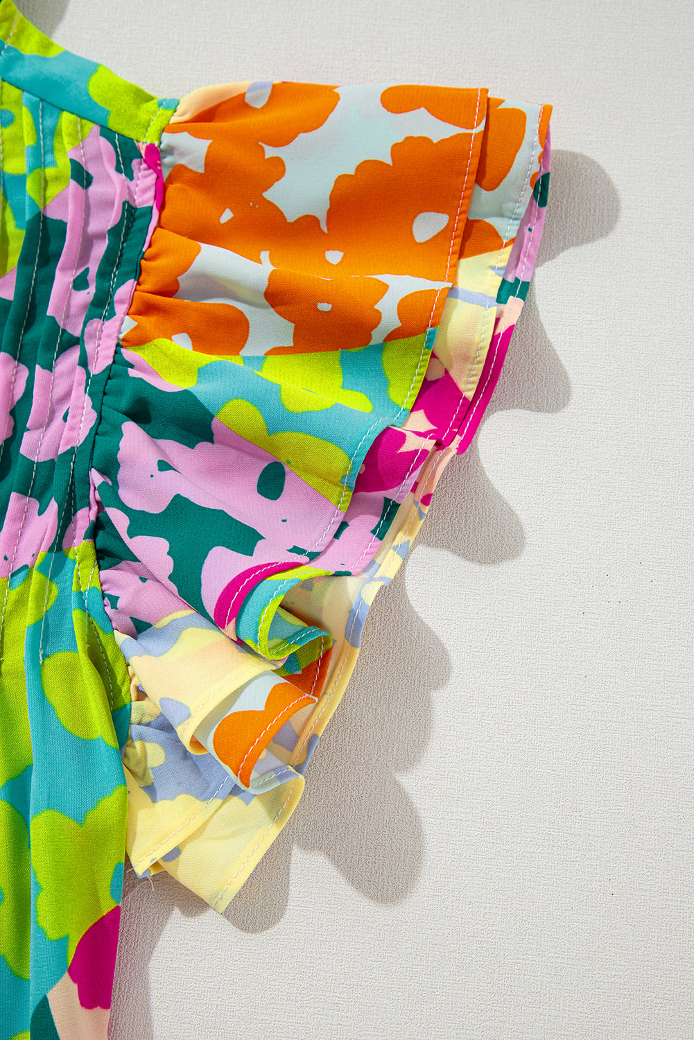 Chemisier plissé multicolore à manches flottantes et imprimé abstrait-A WOMAN WE LOVE