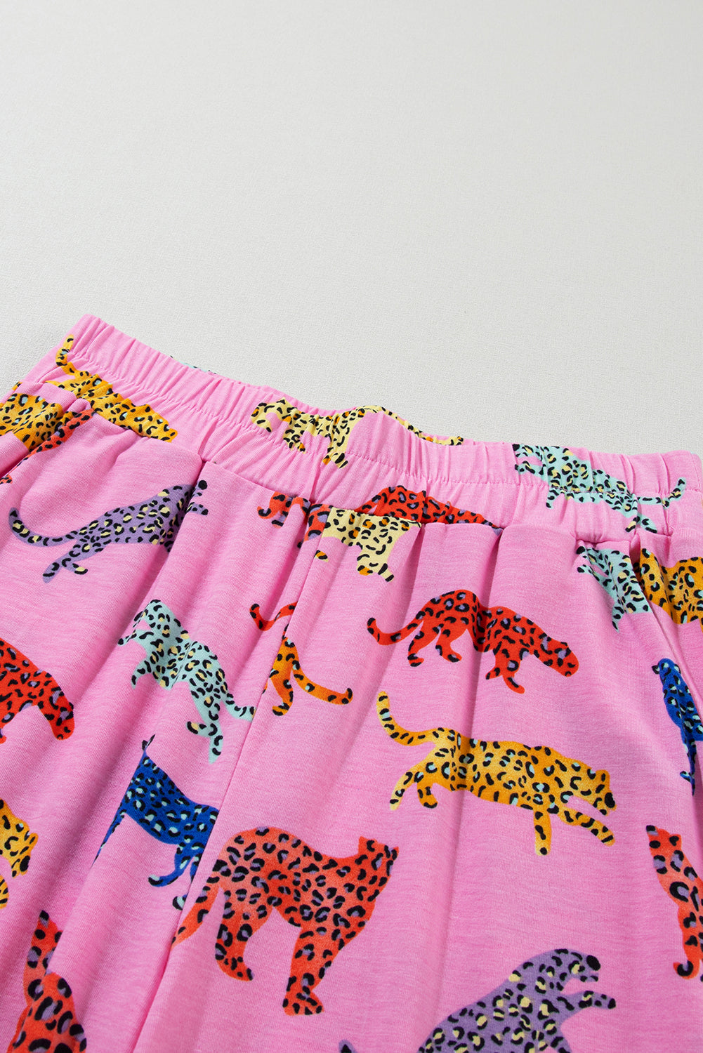 Ensemble pyjama chemise et pantalon rose à imprimé guépard-A WOMAN WE LOVE