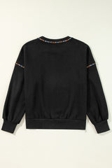 Sudadera de hombro cayendo negro y borde contrastante de arco iris