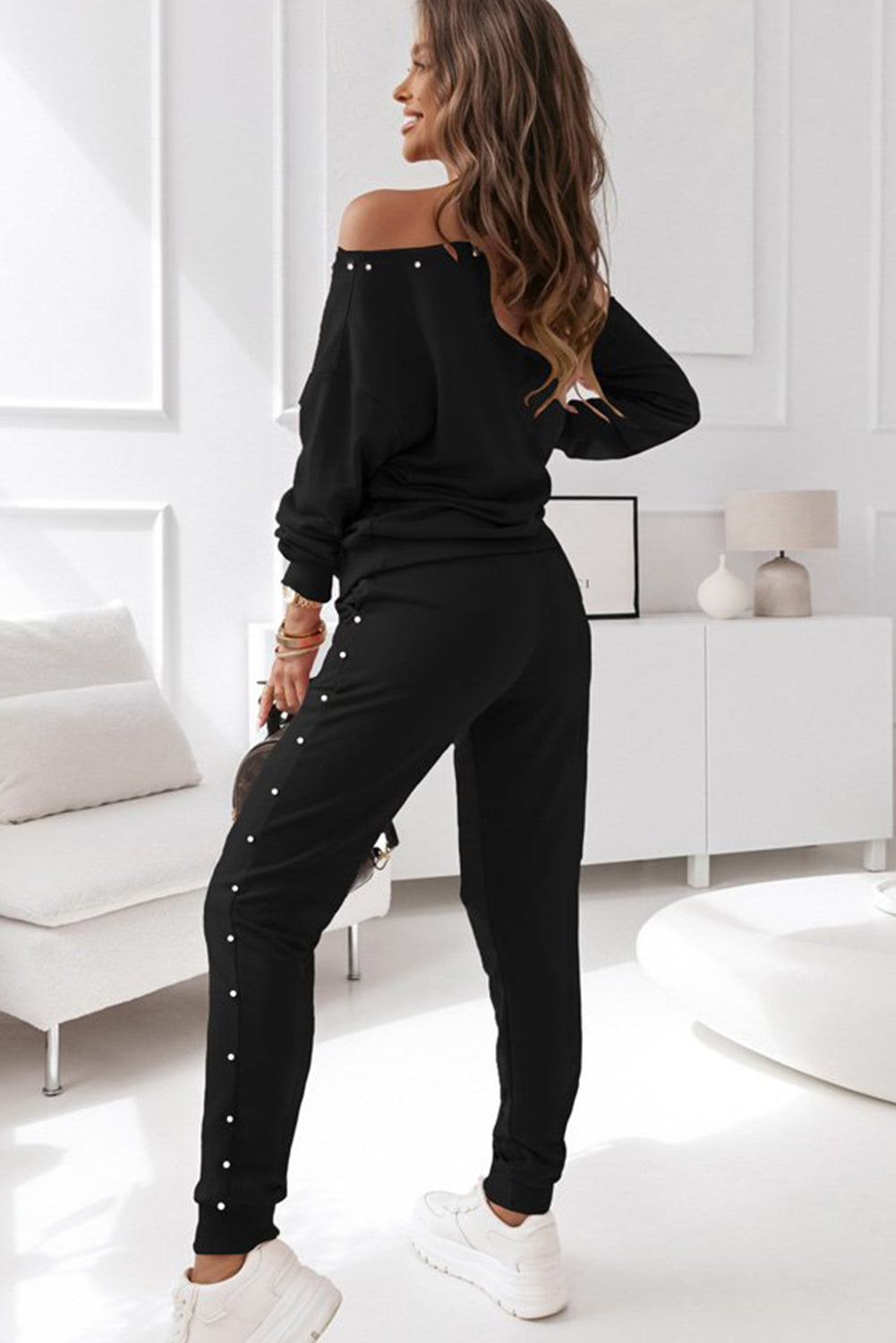Conjunto de pantalón jogger y jersey con decoración de cuentas en negro