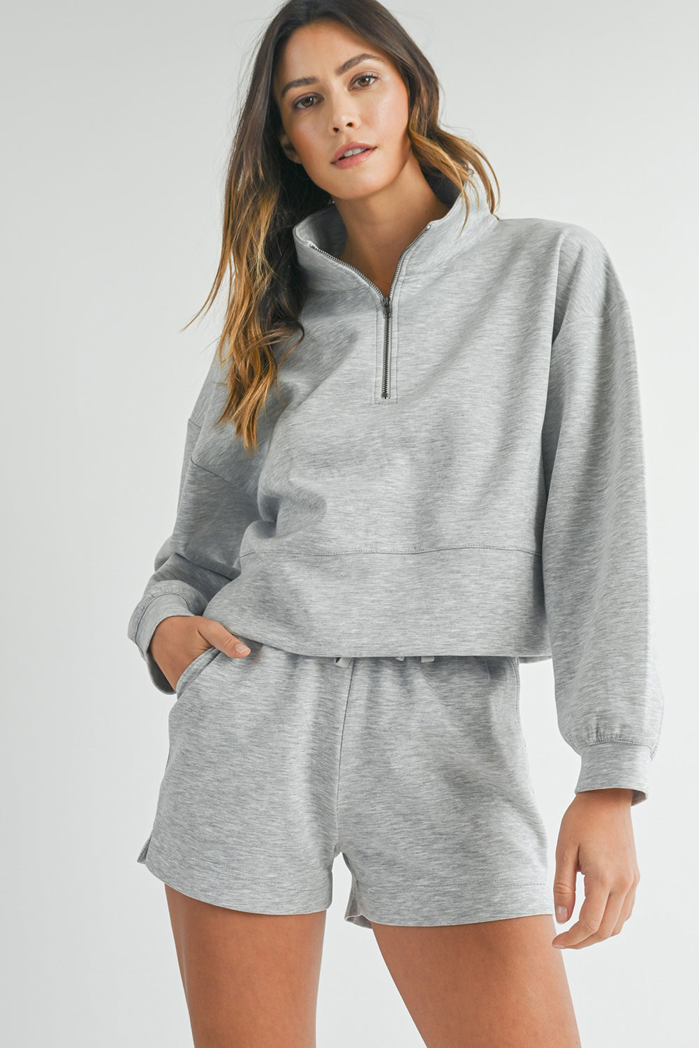 Ensemble sweat-shirt zippé et short gris clair à col montant-A WOMAN WE LOVE