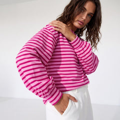 Llamativa sudadera rosa y cuello y hombros
