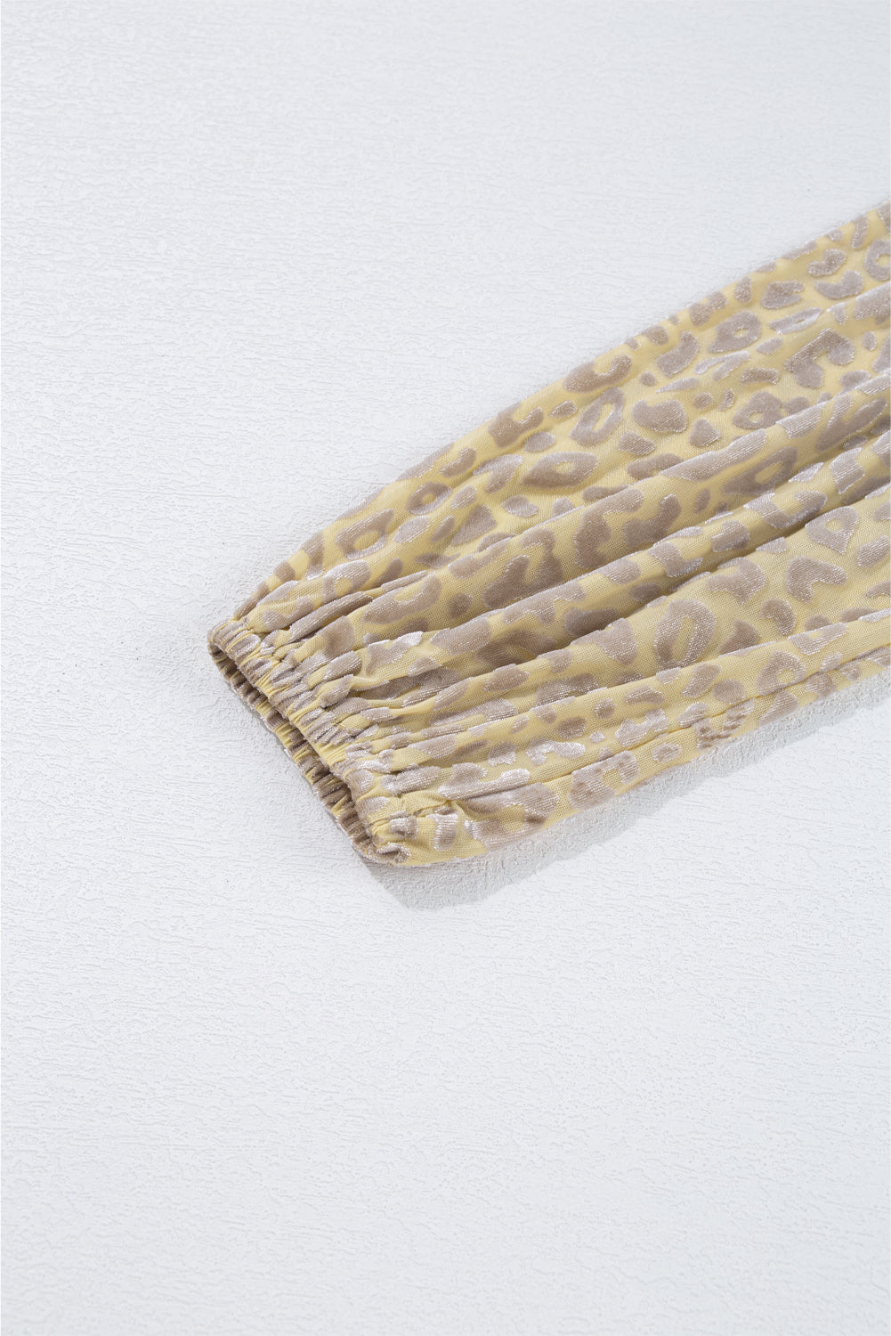 Chemisier à manches longues et épaules dénudées en velours léopard beige-A WOMAN WE LOVE