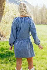 Robe courte ample en jean bleu myosotis à col V et volants