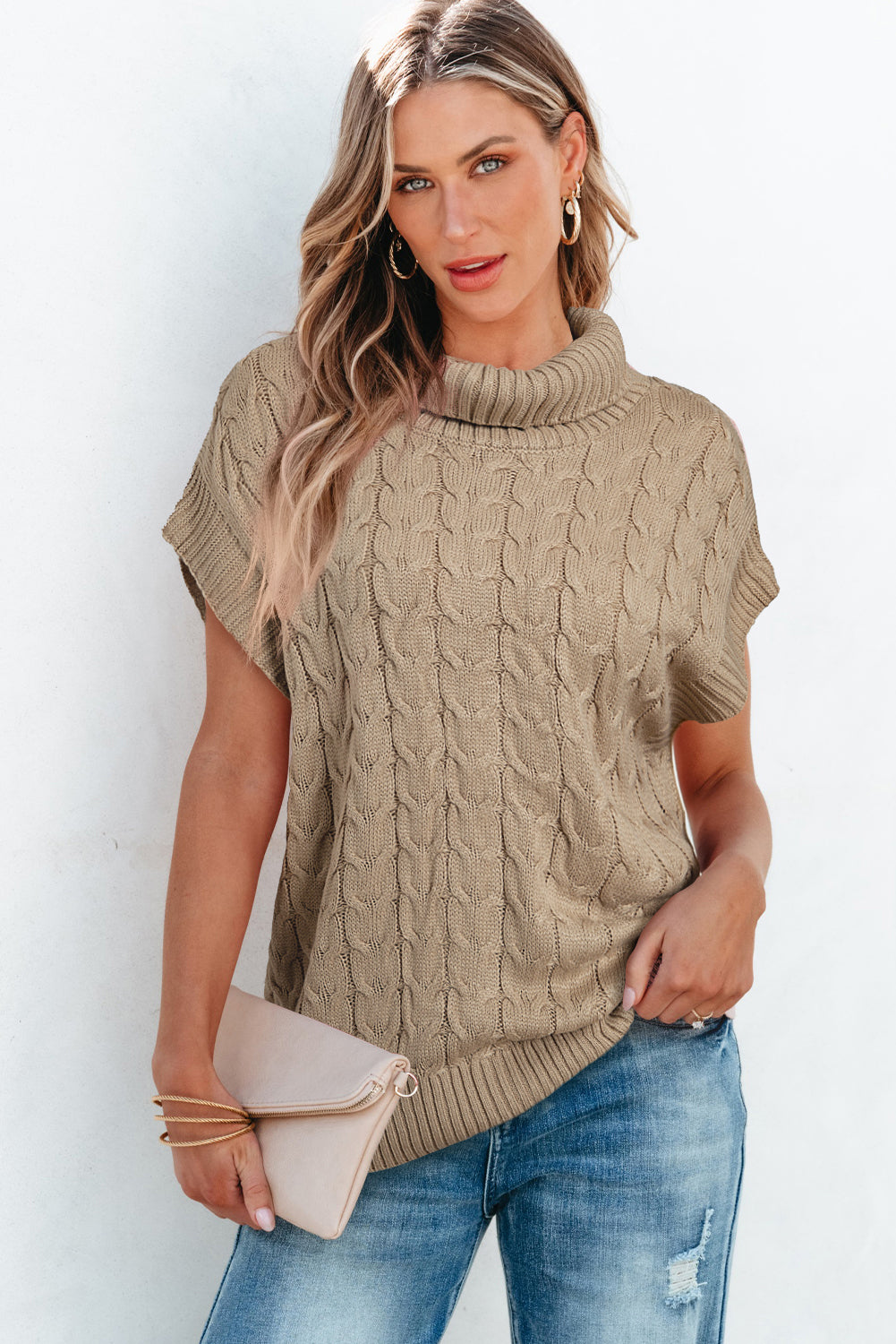 Pull beige clair torsadé à col roulé et manches chauve-souris