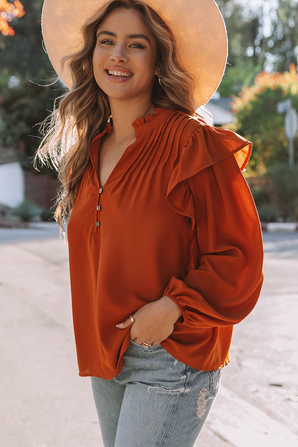 Blouse orange plissée à volants et boutonnée à col en V-A WOMAN WE LOVE