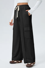 Pantalon cargo noir en maille à cordon et coutures en relief
