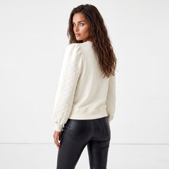 Sudadera blanca unida con mangas hinchadas y cuello redondo