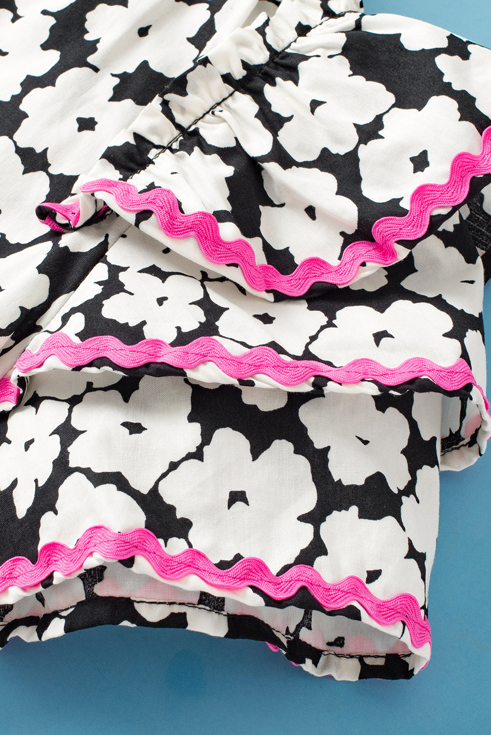 Blouse noire à manches volantées superposées Ric Rac contrastée à fleurs-A WOMAN WE LOVE