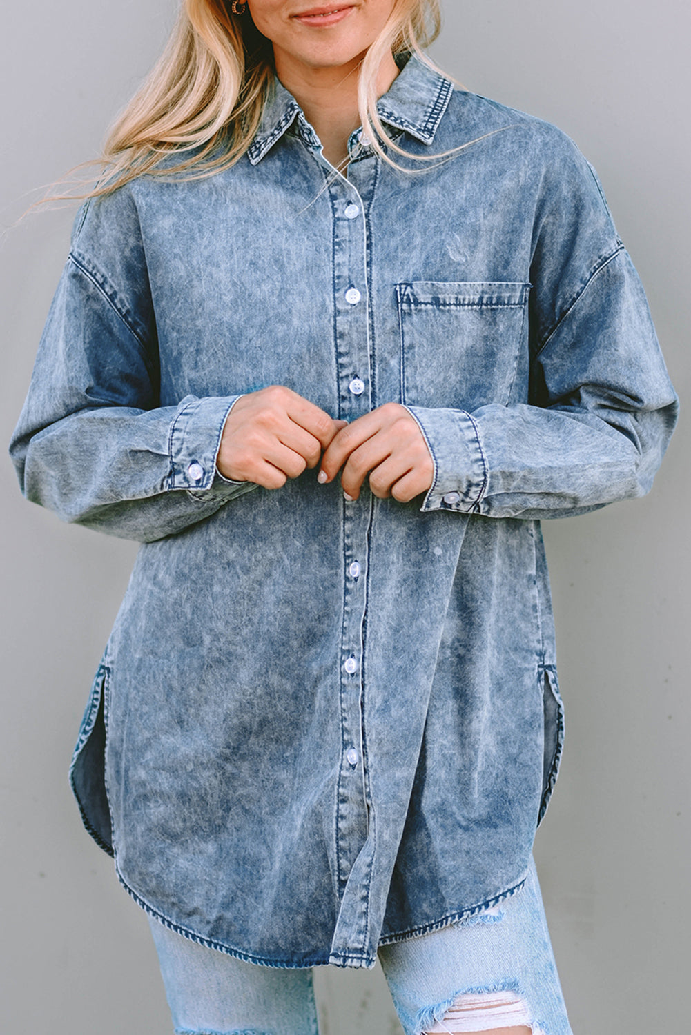 Chemise en jean bleu ciel délavé vintage avec poche poitrine-A WOMAN WE LOVE