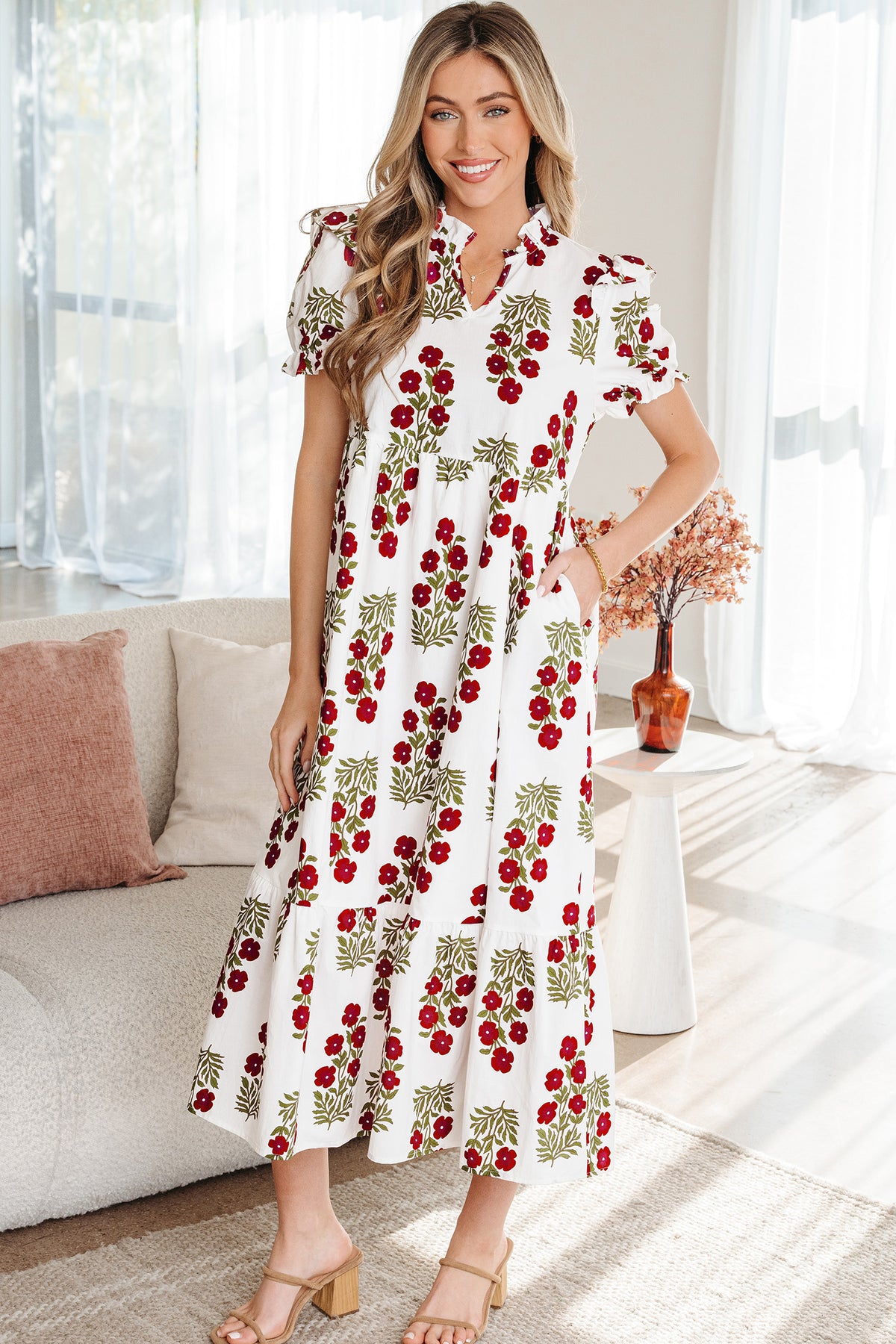 Robe longue beige à volants et manches courtes bouffantes à fleurs