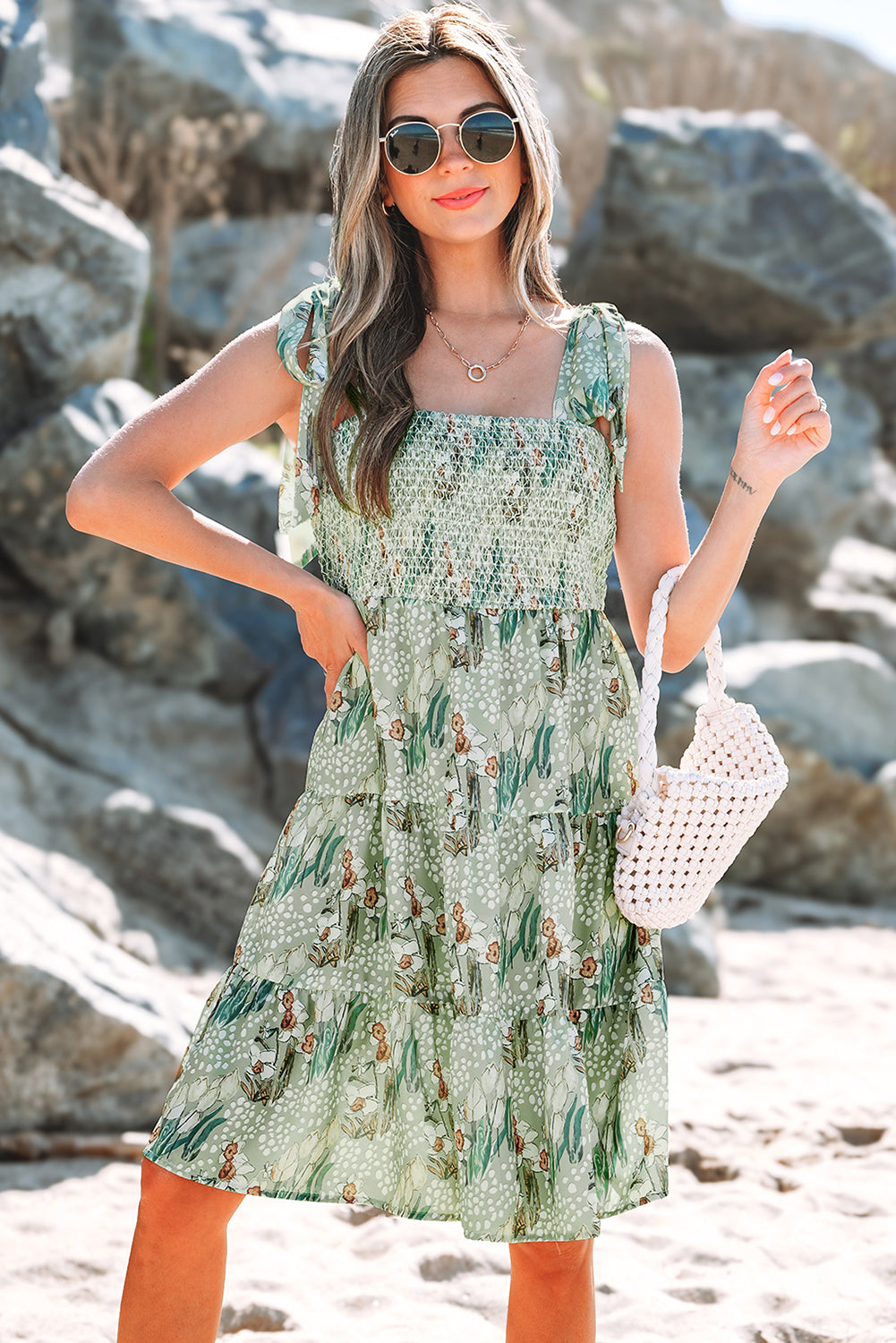 Robe courte à volants superposés et fronces à bretelles nouées et à fleurs grises