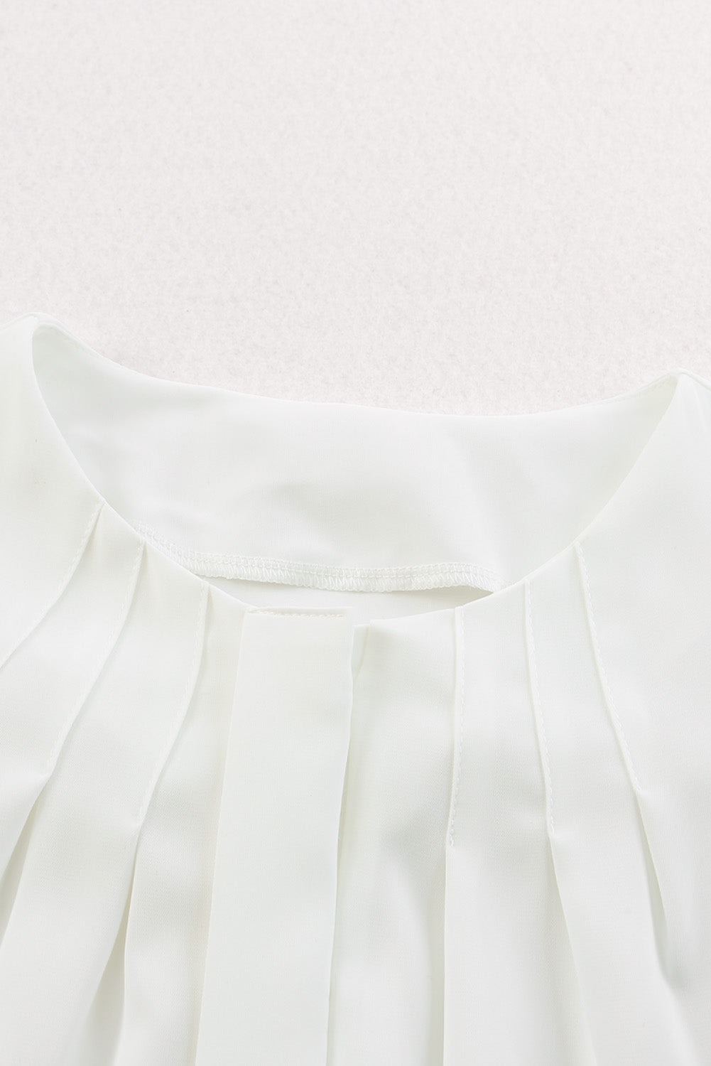 Chemise blanche à col ras du cou et poignets extensibles froncés-A WOMAN WE LOVE