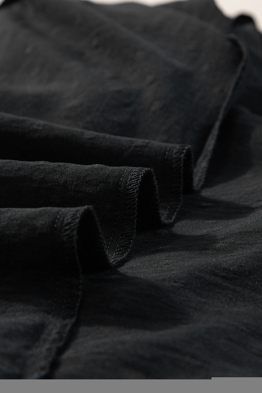 Chemisier noir à pois suisses, col montant, manches chauve-souris-A WOMAN WE LOVE