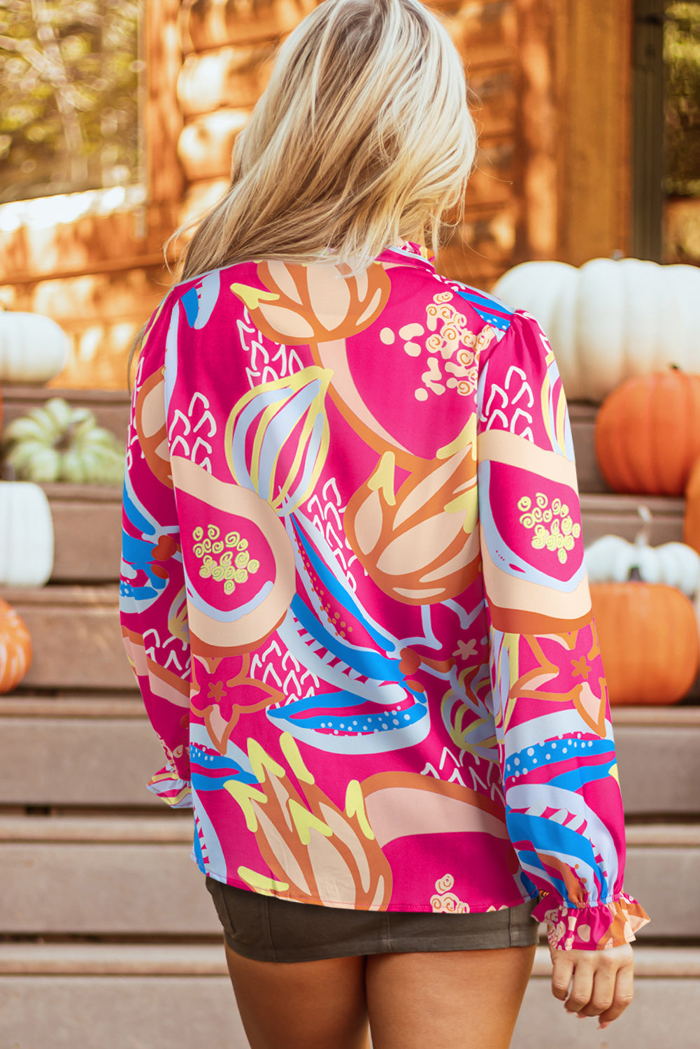 Blouse rose à imprimé abstrait et manches à volants boutonnée à col en V-A WOMAN WE LOVE