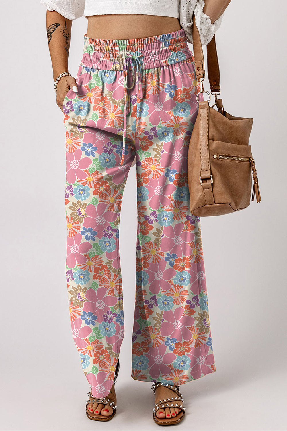 Pantalones sueltos con cintura fruncida y estampado floral rosa