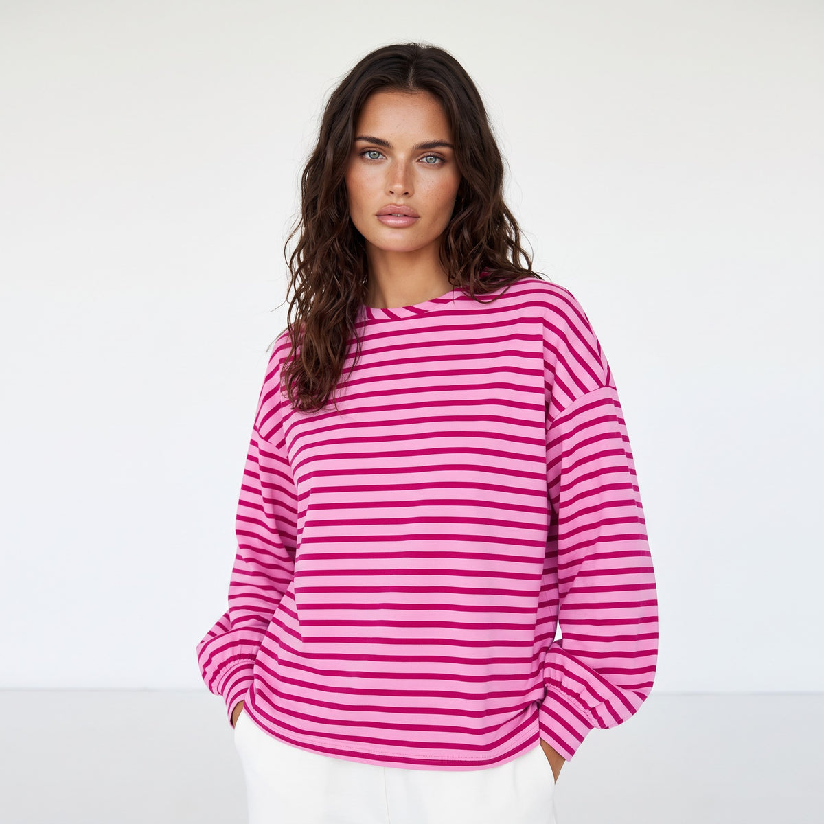 Llamativa sudadera rosa y cuello y hombros