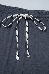 Pantalon large gris foncé grande taille à volants rayés et cordon
