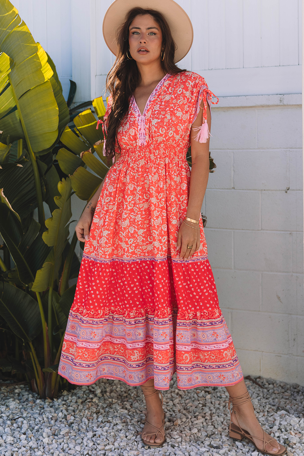 Robe longue taille empire à imprimé floral rouge avec manches nouées et pompons