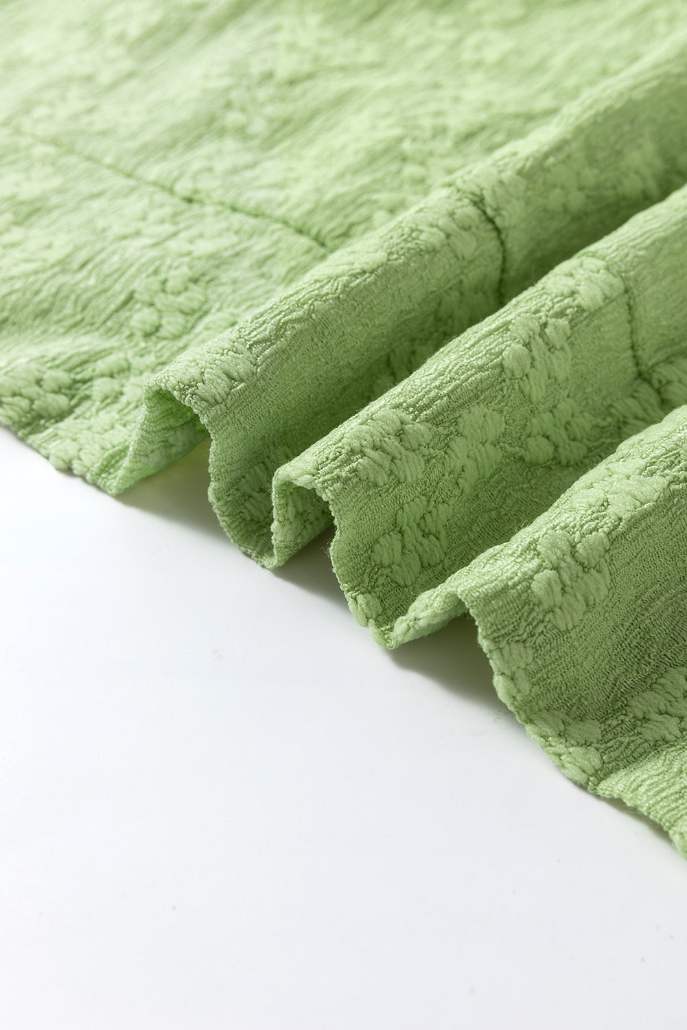 Chemisier vert clair à col ras du cou texturé et fendu sur le côté, couleur unie-A WOMAN WE LOVE