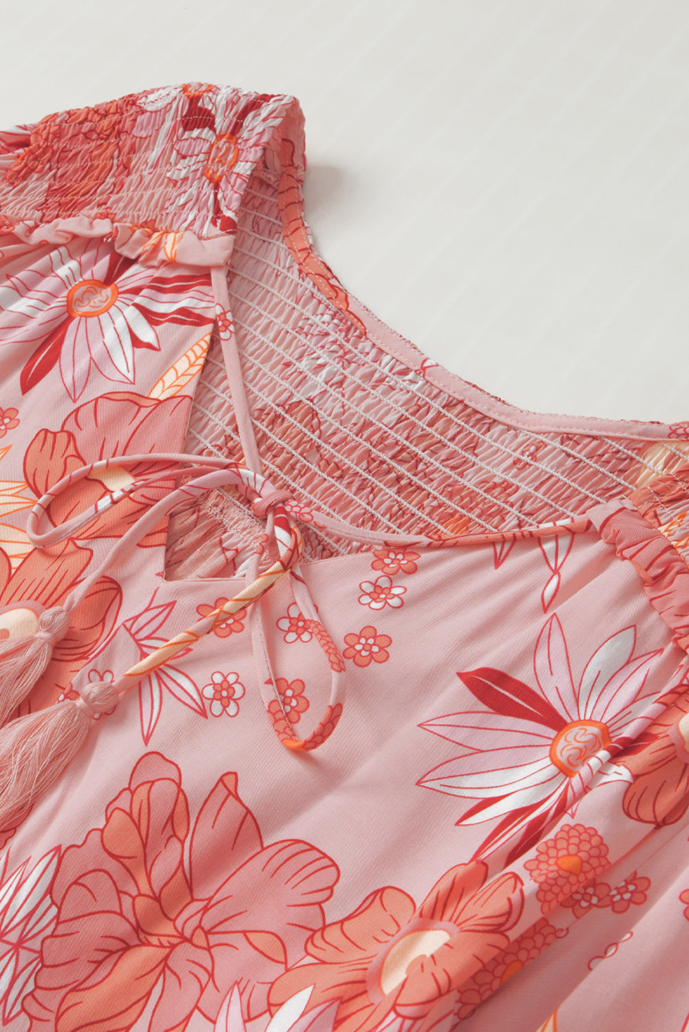 Chemisier multicolore à fleurs et pompons, col en V, manches bouffantes-A WOMAN WE LOVE