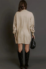 Robe pull beige à fleurs, col rond et manches bouffantes