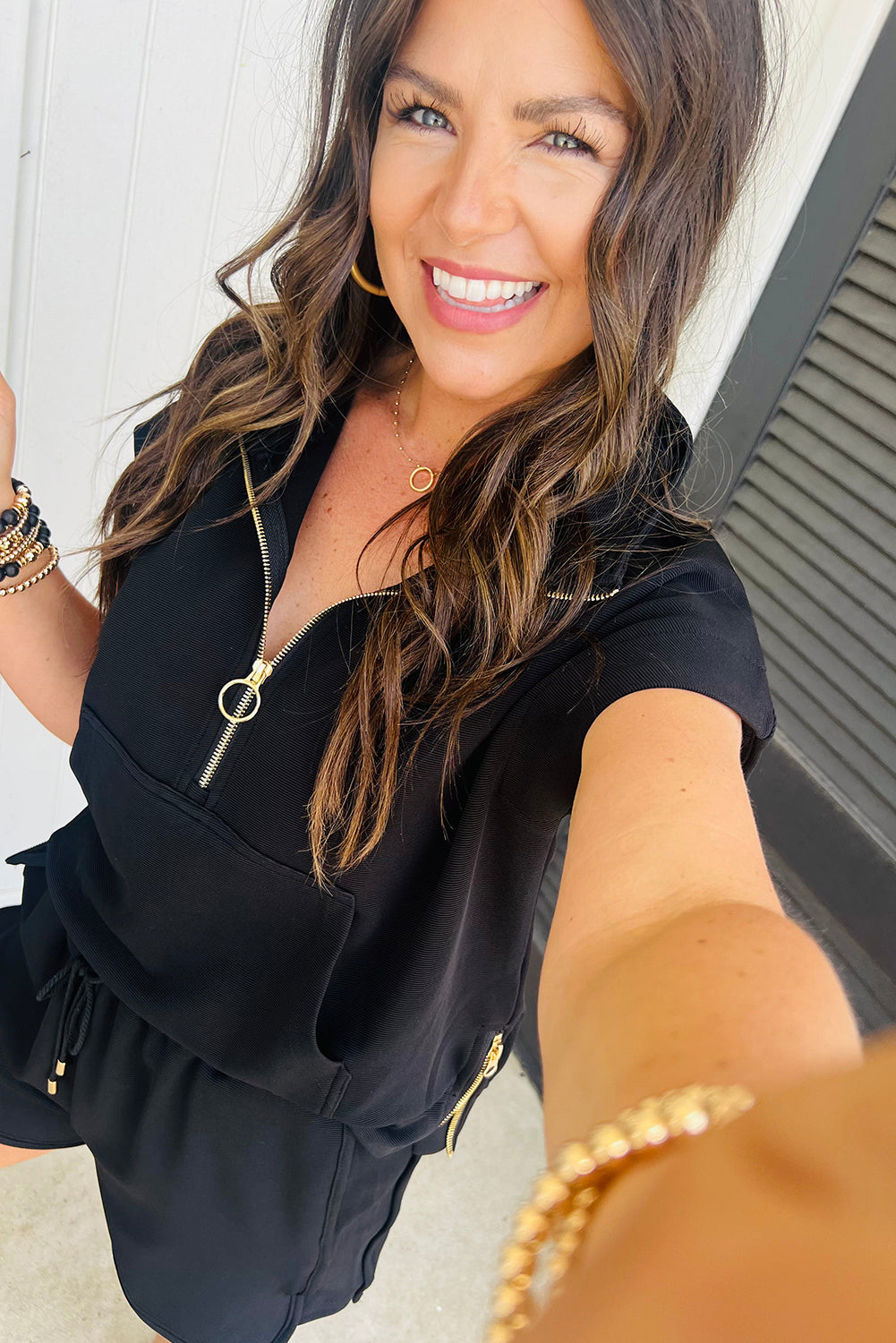 Ensemble short et haut à cordon de serrage texturé noir avec poche kangourou et fermeture éclair sur un quart-A WOMAN WE LOVE