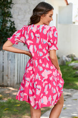 Robe ample à plusieurs niveaux à manches courtes bouffantes et imprimé abstrait rose