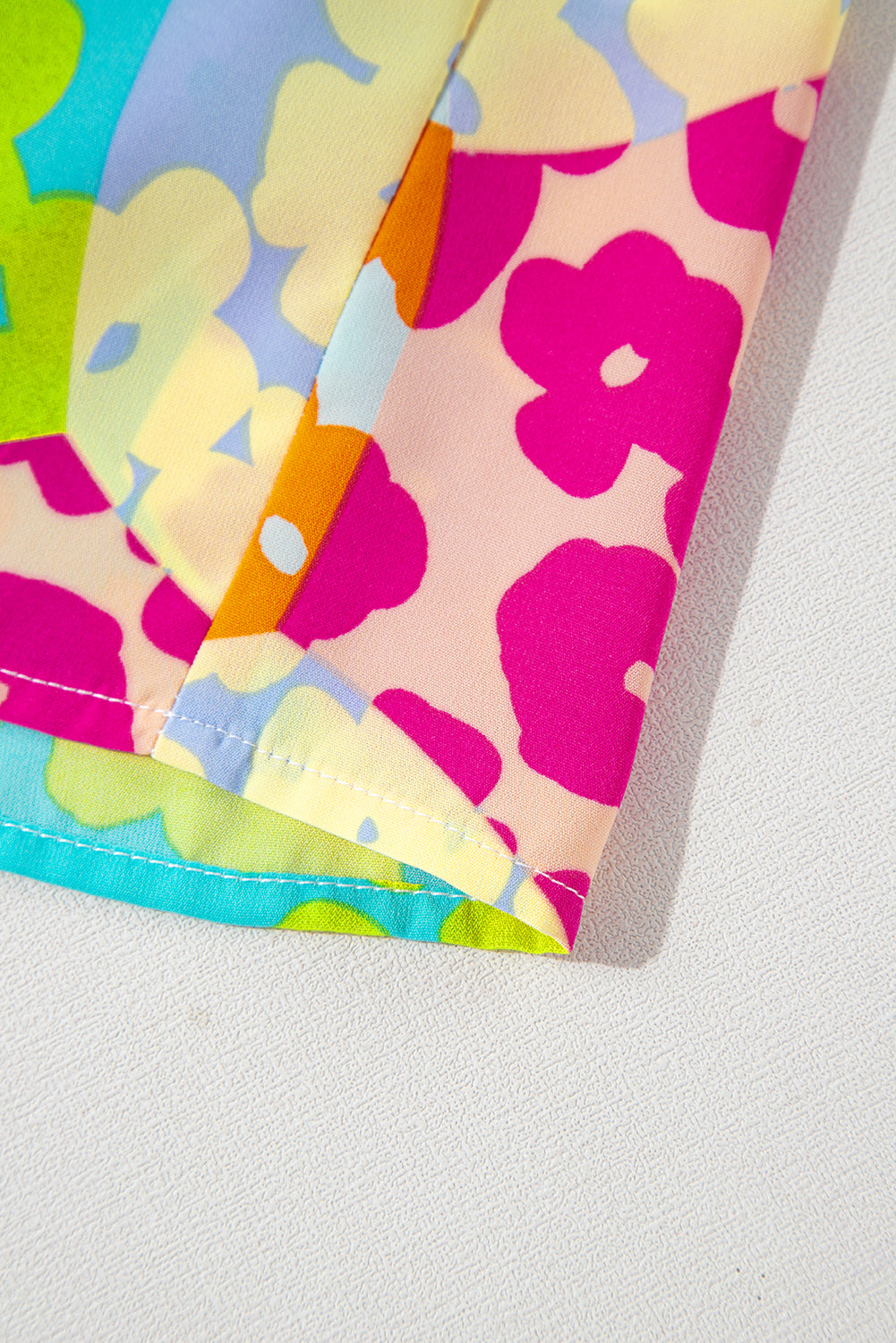 Chemisier plissé multicolore à manches flottantes et imprimé abstrait-A WOMAN WE LOVE