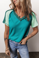 Camiseta verde con cuello en V y costuras aparentes