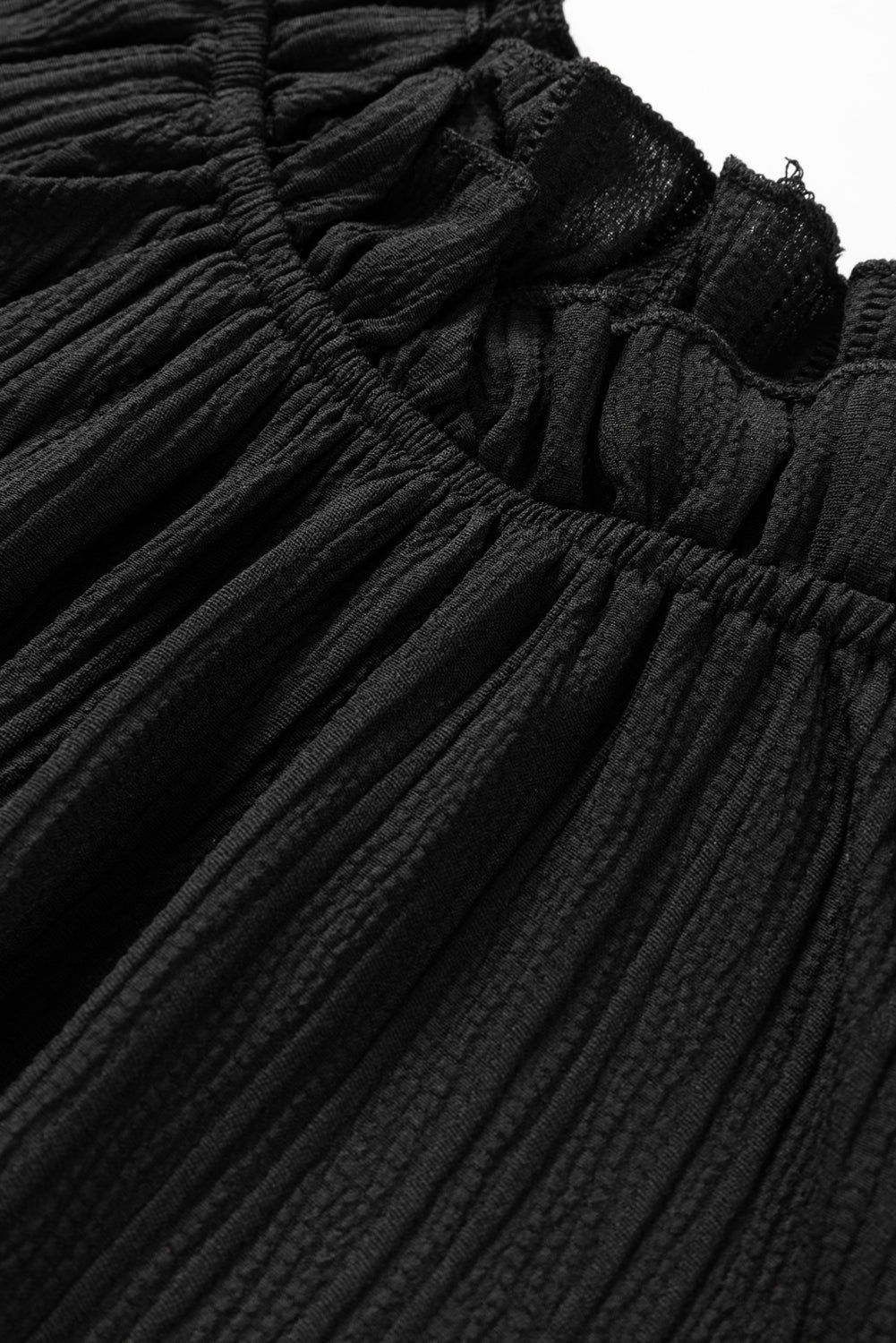 Chemisier noir à volants et col montant, manches bulles ondulées-A WOMAN WE LOVE