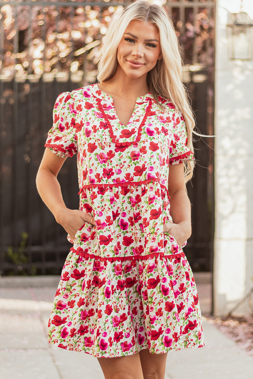 Robe courte à fleurs rouges, manches bouffantes, volants et poches