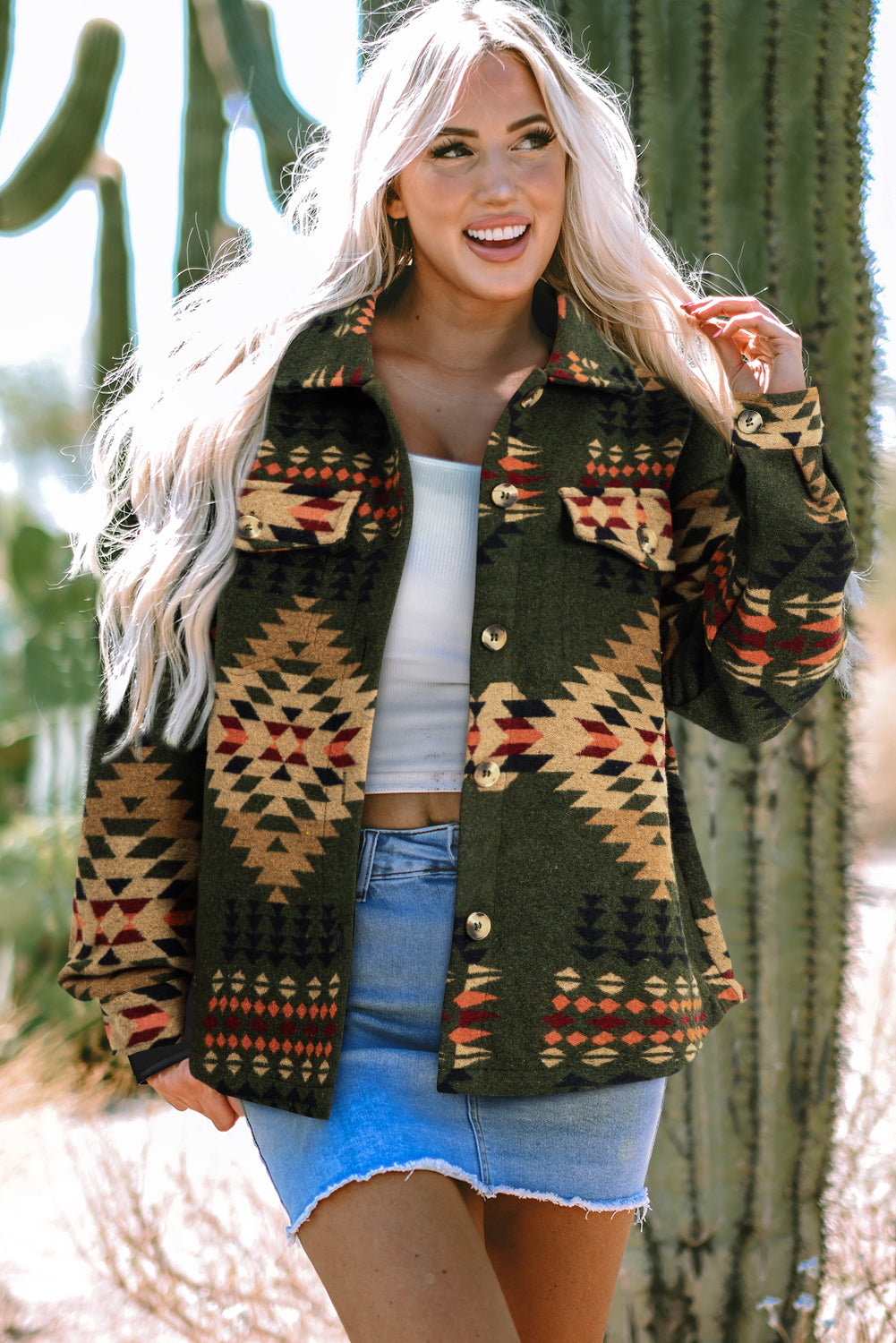 Green jacket with long sleeve and flap pockets with aztec print