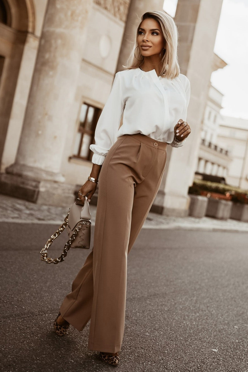 Chemise blanche à col ras du cou et poignets extensibles froncés-A WOMAN WE LOVE